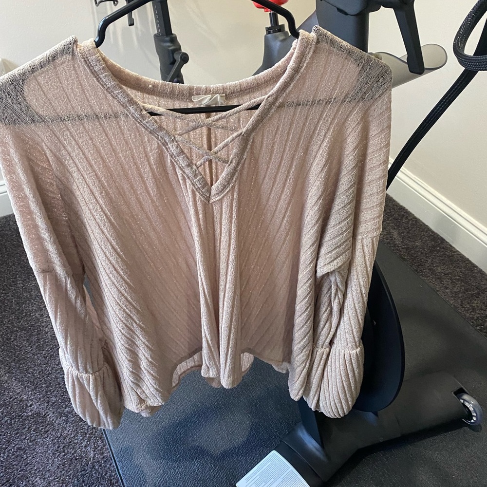 Cute top with flowy sleeves